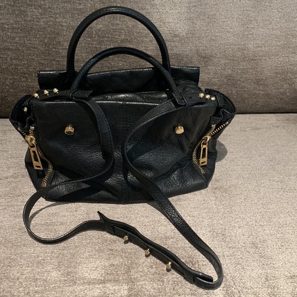 BOTKIER Black leather crossbody bag w / gold zippers and hardware - Picture 5 of 6